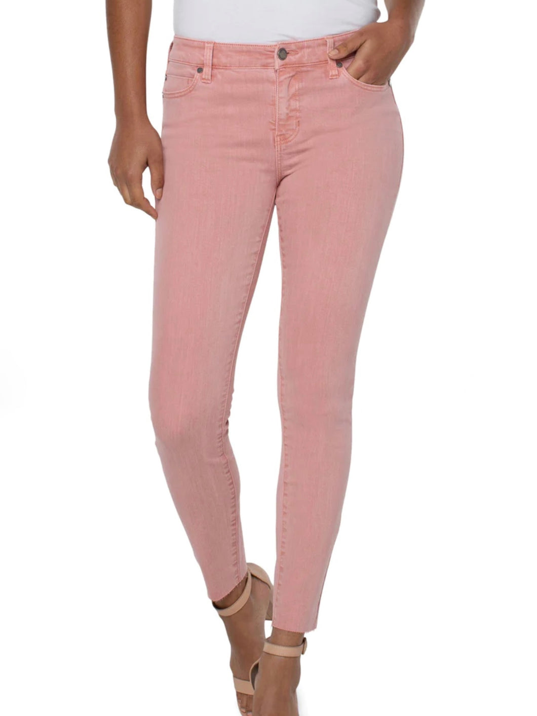 Woman wearing light pink skinny jeans.